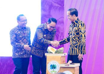 Pj Gubernur Jatim Adhy Karyono bersalaman dengan Presiden Joko Widodo pada pembukaan konferensi dan pameran internasional COCOTECH ke-51 di Ballroom Hotel Westin Surabaya.
