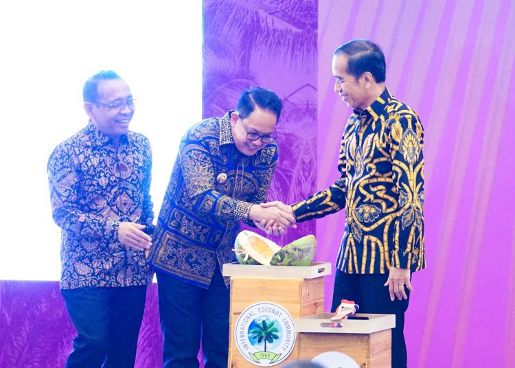 Pj Gubernur Jatim Adhy Karyono bersalaman dengan Presiden Joko Widodo pada pembukaan konferensi dan pameran internasional COCOTECH ke-51 di Ballroom Hotel Westin Surabaya.