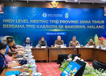 Pj Sekda Bobby Soemiarsono dalam pembahasan mempertahankan angka inflasi di Jawa Timur.