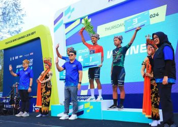 Foto Penjabat (Pj.) Gubernur Adhy Karyono bersama dengan para juara balap sepeda Tour de Banyuwangi Ijen.