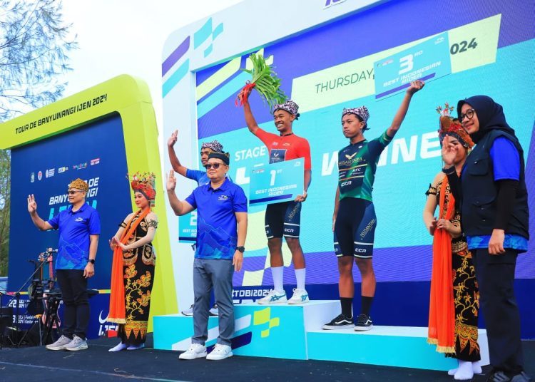 Foto Penjabat (Pj.) Gubernur Adhy Karyono bersama dengan para juara balap sepeda Tour de Banyuwangi Ijen.
