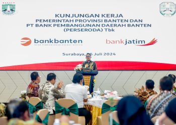 Pj Gubernur Jatim Adhy Karyono saat menerima kunker jajaran Pemprov Banten dan Bank Banten di ruang Bromo, kantor utama Bank Jatim, Surabaya.