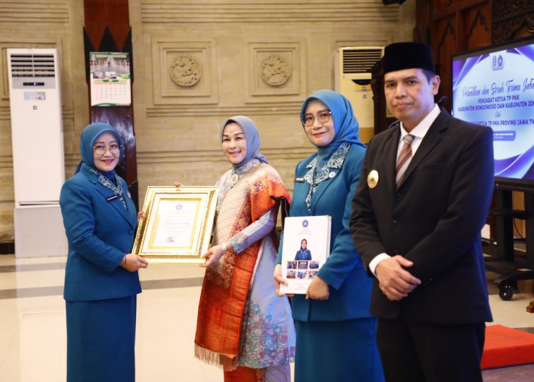 Pj Ketua TP PKK Jatim Isye Adhy Karyono melantik Tutik Hariani Hadi Wawan dan Irnie Victorinie Teguh Narotomo sebagai Pj Ketua TP PKK Kabupaten Bondowoso dan Kabupaten Jombang.