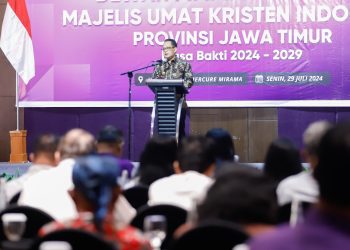 Pj Gubernur Jatim Adhy Karyono memberikan sambutan di pelantikan pengurus DPW MUKI Jatim periode 2024-2029 di Hotel Mercure Surabaya Grand Mirama, Surabaya.