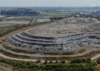 Foto dokumentasi tumpukan sampah di TPA Benowo yang ditutup geomembran.