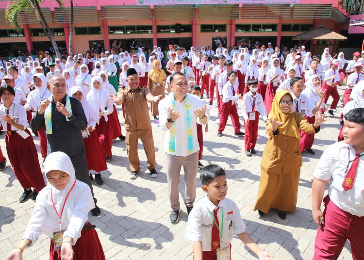 Wali Kota Surabaya Eri Cahyadi dalam kunjungan MPLS di SMPN 5 Surabaya.
