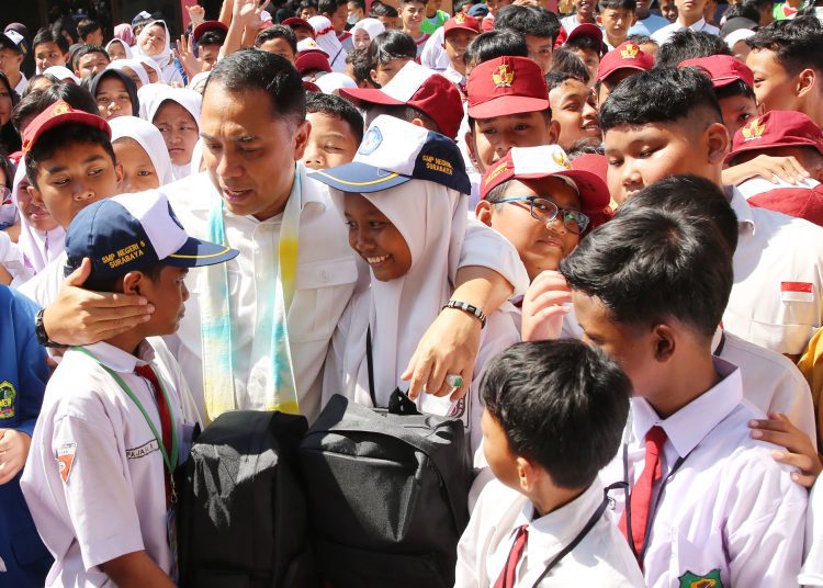 Wali Kota Surabaya Eri Cahyadi memberikan tas secara simbolis kepada siswa dari keuarga tidak mampu pada MPLS di SMPN 5 Surabaya.