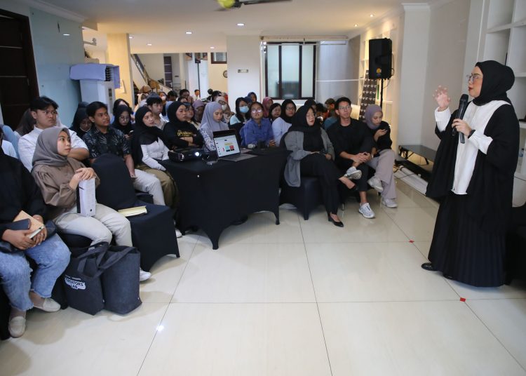 Pelatihan untuk para kreator muda yang dilaksanakan di Jalan Cimanuk 27 Surabaya.