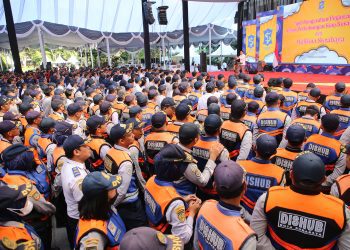 Apel pagi kepala perangkat daerah, personel Dinas Perhubungan (Dishub), camat dan lurah di halaman Balai Kota.