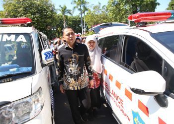 Wali Kota Surabaya Eri Cahyadi mengecek mobil ambulans pada peremian layanan “1 kelurahan 1 ambulans”.