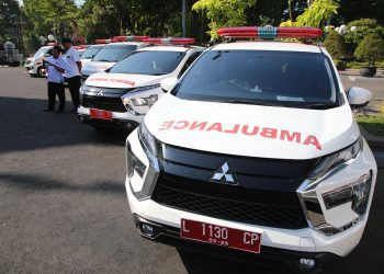 Pemkot Surabaya kini memiliki layanan “1 kelurahan 1 ambulans”. Mobil tersebut digunakan untuk melayani antar-jemput pasien berobat secara gratis.