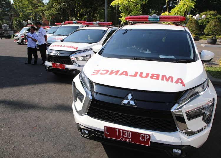Pemkot Surabaya kini memiliki layanan “1 kelurahan 1 ambulans”. Mobil tersebut digunakan untuk melayani antar-jemput pasien berobat secara gratis.