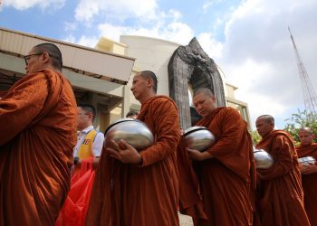 Acara Pindapata Bhikkhu dan Pabbajja Samanera di Vihara Dhammajaya, Jalan Bulu Jaya V Surabaya.