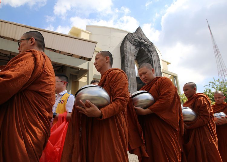 Acara Pindapata Bhikkhu dan Pabbajja Samanera di Vihara Dhammajaya, Jalan Bulu Jaya V Surabaya.