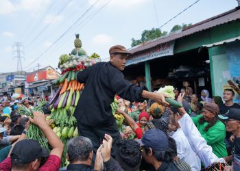 Sedekah bumi dan arak-arakan gunungan di Simo Gunung Barat RW 05, Surabaya.