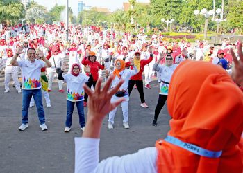 Wali Kota Surabaya Eri Cahyadi bersama Ketua TP PKK Surabaya Rini Indriyani mengikuti senam pada HUT Persatuan Olahraga Pernapasan Indonesia di halaman Taman Surya.