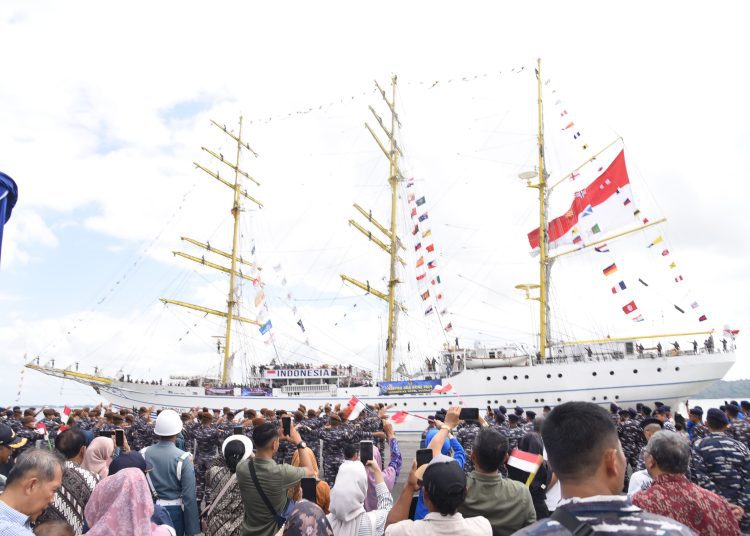 Pelepasan keberangkatan KRI Bima Suci di Dermaga Madura Koarmada II. Selama 90 hari, KRI ini akan melaksanakan misi diplomasi dan muhibah duta bangsa.