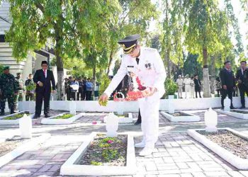 Pj Bupati Bojonegoro Adriyanto saat ziarah di Taman Makam Pahlawan di Jalan KH Hasyim Ashari.