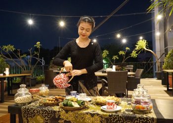 Grand Swiss-Belhotel Darmo, Surabaya menghadirkan Angkringan Bintoro yang menawarkan berbagai menu dengan suasana outdoor.