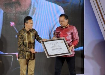 Ketua DPRD Bojonegoro Abdulloh Umar menerima penghargaan inspirational regional synergy category di Hotel Aston, Bojonegoro.