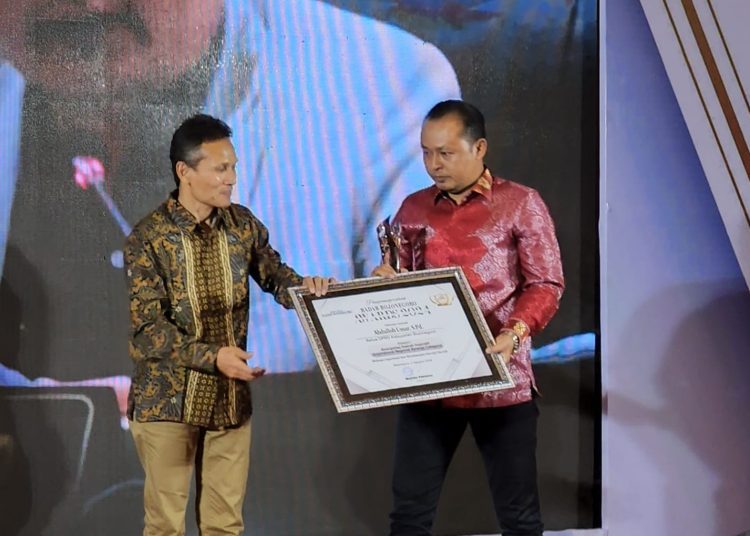 Ketua DPRD Bojonegoro Abdulloh Umar menerima penghargaan inspirational regional synergy category di Hotel Aston, Bojonegoro.