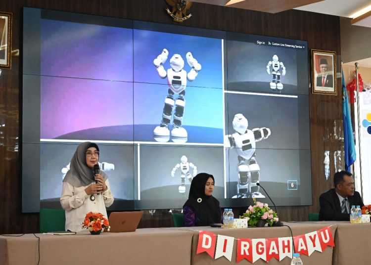 Dr Ir Endang Sri Rahayu MKom (berdiri) saat menjelaskan disertasinya terkait model kombinasi pergeseran sudut sendi menggunakan deep learning.