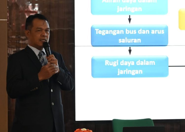 Dr Sujono ST MT saat memaparkan disertasinya terkait Optimisasi Jaringan Distribusi dengan Integrasi Distributed Generation pada Sidang Promosi Doktor Departemen Teknik Elektro ITS.
