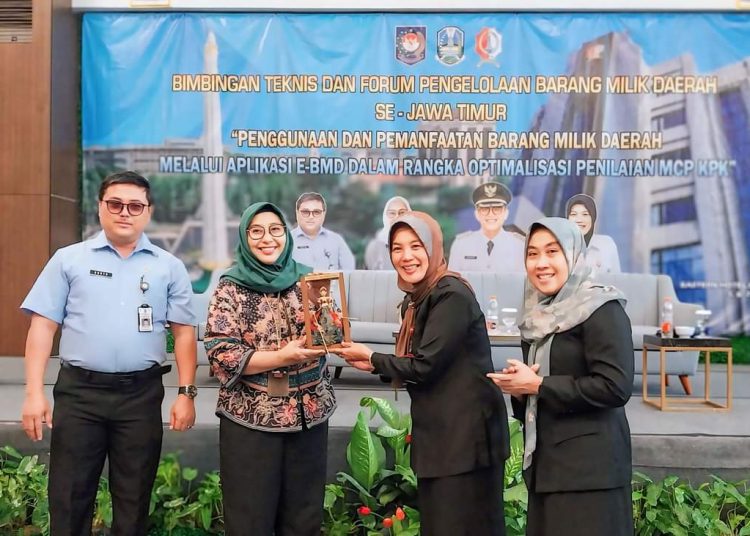 Penyerahan cenderamata di sela kegiatan Bimtek dan Forum Pengelolaan Barang Milik Daerah se-Jawa Timur dalam rangka Penggunaan dan Pemanfaatan Barang Milik Daerah melalui Aplikasi e-BMD.