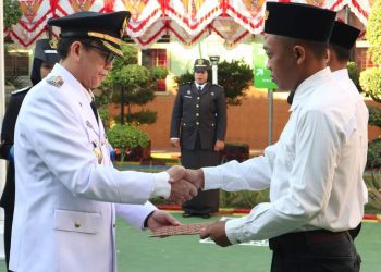 Penyerahan surat keputusan remisi oleh Pj Bupati Bojonegoro Adriyanto untuk warga binaan di Lembaga Pemasyarakatan Kelas IIA Bojonegoro.