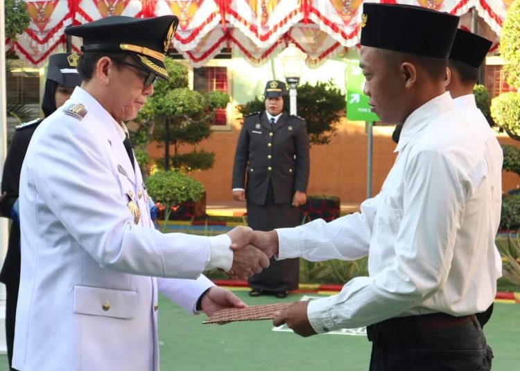 Penyerahan surat keputusan remisi oleh Pj Bupati Bojonegoro Adriyanto untuk warga binaan di Lembaga Pemasyarakatan Kelas IIA Bojonegoro.
