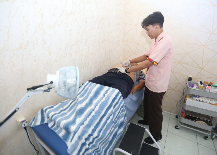 Siapa saja bisa berobat di Griya Sehat ini, termasuk warga yang berasal dari luar Kota Surabaya.