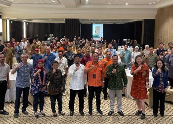 Foto bersama pada kegiatan diseminasi penelitian memperkuat kemampuan ketahanan terhadap bencana banjir pada kelompok rentan seni.