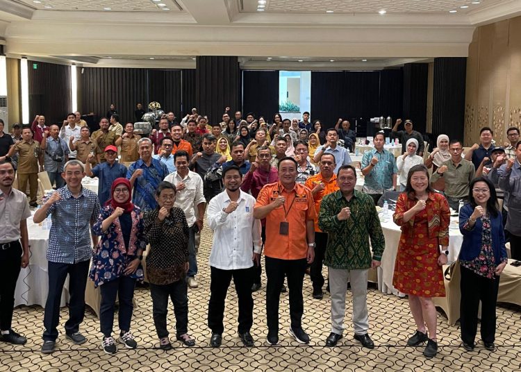 Foto bersama pada kegiatan diseminasi penelitian memperkuat kemampuan ketahanan terhadap bencana banjir pada kelompok rentan seni.