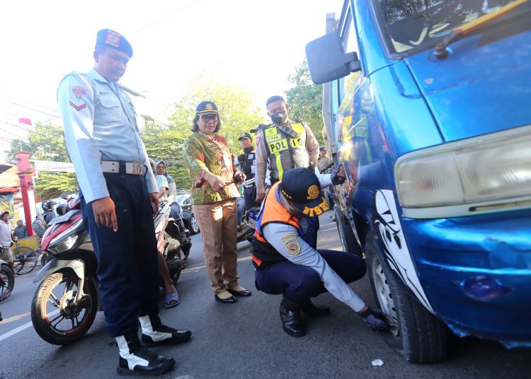 Selain melakukan penertiban terhadap juru parkir tidak resmi, Dishub Surabaya juga melakukan penindakan pada kendaraan yang tidak diparkir di titik yang diizinkan.