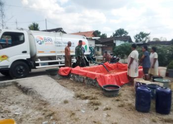 Distribusi air bersih untuk warga Dusun Gamongan RT 02/RW 03, Desa Gamongan, Kecamatan Tambakrejo, Bojonegoro.
