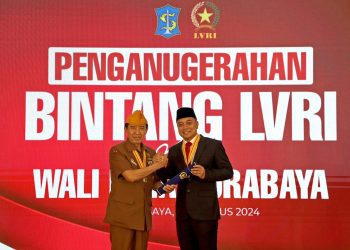 Wali Kota Surabaya Eri Cahyadi saat menerima penghargaan bintang LVRI sebagai penghargaan tertinggi dari Legiun Veteran Republik Indonesia.