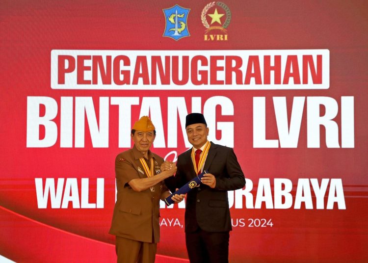 Wali Kota Surabaya Eri Cahyadi saat menerima penghargaan bintang LVRI sebagai penghargaan tertinggi dari Legiun Veteran Republik Indonesia.