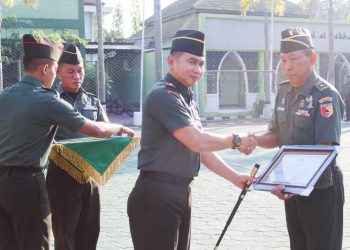 Dandim 0813 Bojonegoro Letkol Czi Arief Rochman Hakim pada upacara purna tugas dua anggota di lapangan Makodim setempat.