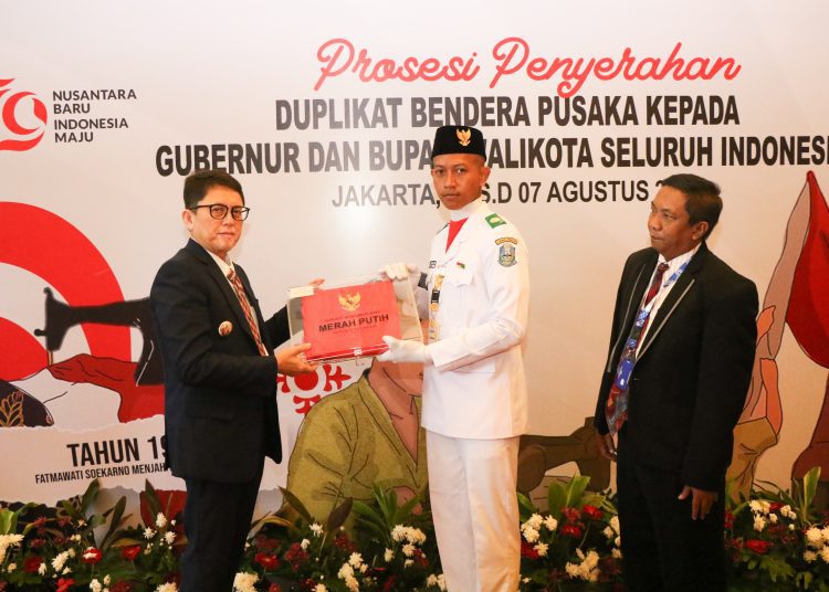 Pj Bupati Bojonegoro Adriyanto saat menerima duplikat bendera pusaka dari Badan Pembinaan Ideologi Pancasila Republik Indonesia di Balai Samudra Jakarta Utara.