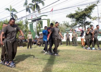 Lomba bakiak di Kodim Bojonegoro untuk menyemarakkan HUT Kemerdekaan RI ke-79.