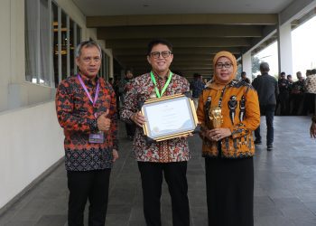 Pj Bupati Bojonegoro Adriyanto (tengah) usai menerima Universal Health Coverage award di Krakatau Grand Ballroom TMII Jakarta Timur.
