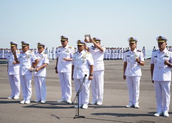 Prosesi serah terima jabatan di Dermaga Madura Koarmada II, Surabaya.
