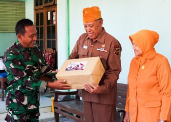 Pemberian tali asih kepada veteran menyambut HUT Kemerdekaan Republik Indonesia ke-79 oleh Kodim 0813 Bojonegoro.