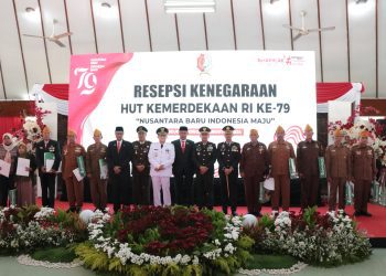 Foto bersama usai pemberian tali asih dan penghargaan ke sejumlah tokoh pejuang kemerdekaan RI, tokoh masyarakat dan insan berprestasi Kabupaten Bojonegoro.