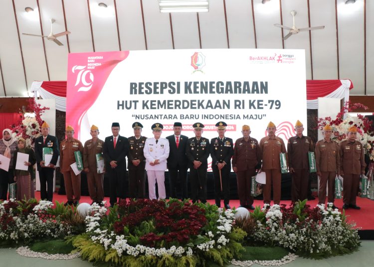 Foto bersama usai pemberian tali asih dan penghargaan ke sejumlah tokoh pejuang kemerdekaan RI, tokoh masyarakat dan insan berprestasi Kabupaten Bojonegoro.