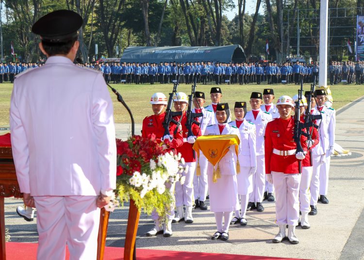 Detik-detik jelang pengibaran bendera merah putih pada upacara bendera peringatan HUT Kemerdekaan RI ke-79 di Alun-Alun Kabupaten Bojonegoro.