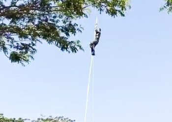 Babinsa Posramil 19/Gondang Kodim 0813 Bojonegoro, Serda Arik Setiawan saat menaiki tiang bendera dalam peringatan HUT Kemerdekaan RI ke-79 di lapangan Desa Gondang Kecamatan Gondang, Bojonegoro.