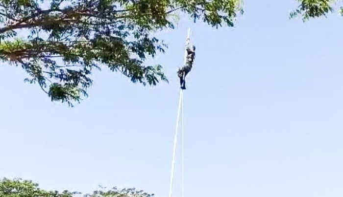 Babinsa Posramil 19/Gondang Kodim 0813 Bojonegoro, Serda Arik Setiawan saat menaiki tiang bendera dalam peringatan HUT Kemerdekaan RI ke-79 di lapangan Desa Gondang Kecamatan Gondang, Bojonegoro.