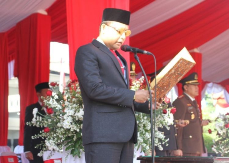 Ketua DPRD Kabupaten Bojonegoro Abdullah Umar saat membacakan teks proklamasi pada upacara peringatan HUT Kemerdekaan RI ke-79.