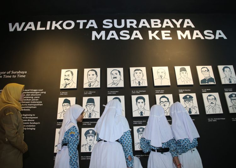 Salah satu yang ditampilkan di Museum Surabaya adalah mengenalkan wali kota yang pernah memimpin Surabaya dari masa ke masa.